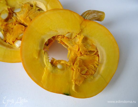 Приготовить начинку. Вымыть  и вытереть тыкву. 
Разрезать по вдоль на пластины, по 1 см толщиной. 