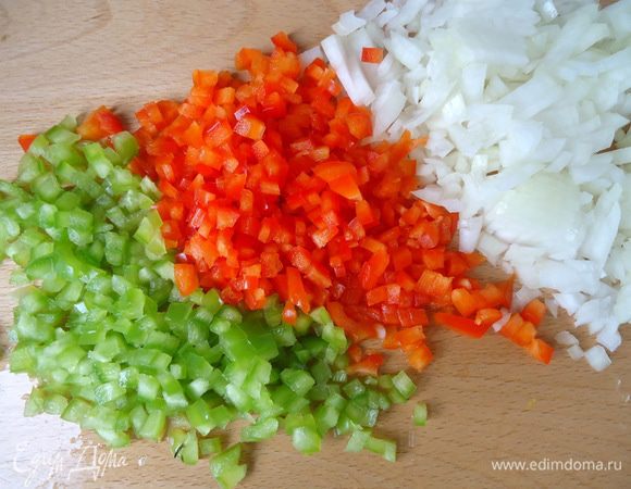 Лук и перцы вымыть, очистить и порубить мелким кубиком.
