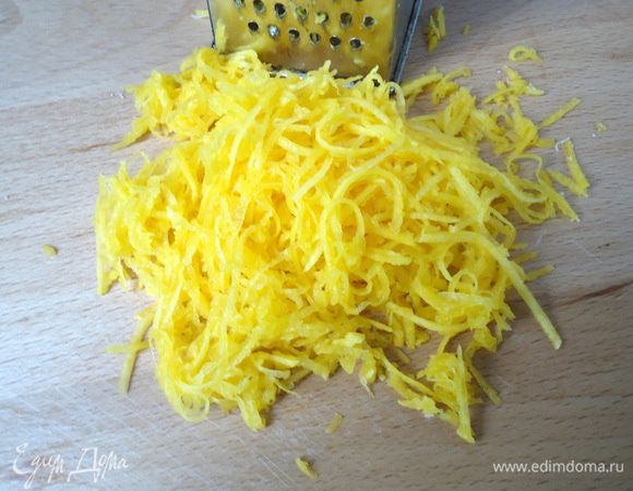 Мякоть от тыквы натереть на терке. 

