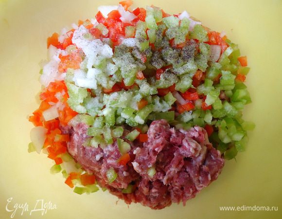 Все компоненты соединить с фаршем,.посолить, поперчить, добавить немного специй.
