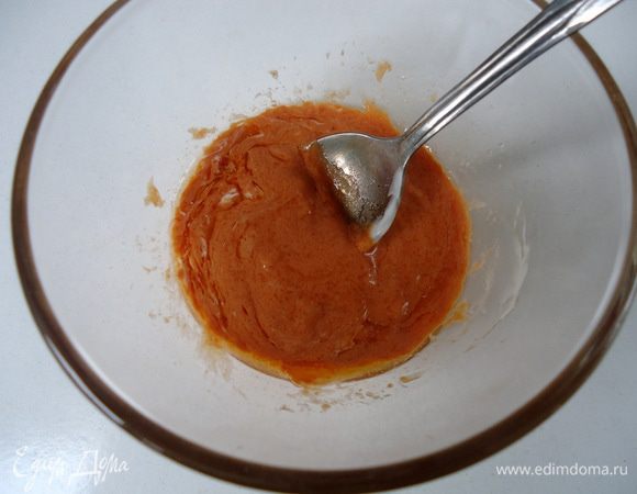 Приготовить соус. Все составляющие соединить вместе, выдавить чеснок, перемешать.
