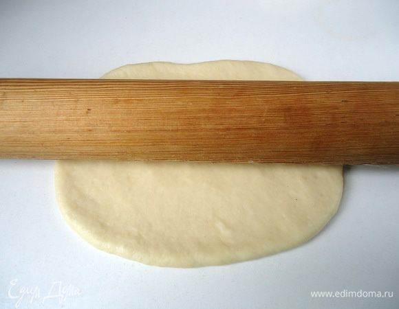 Раскатать каждую часть в пласт, подходящий под размер тыквенного пласта.
