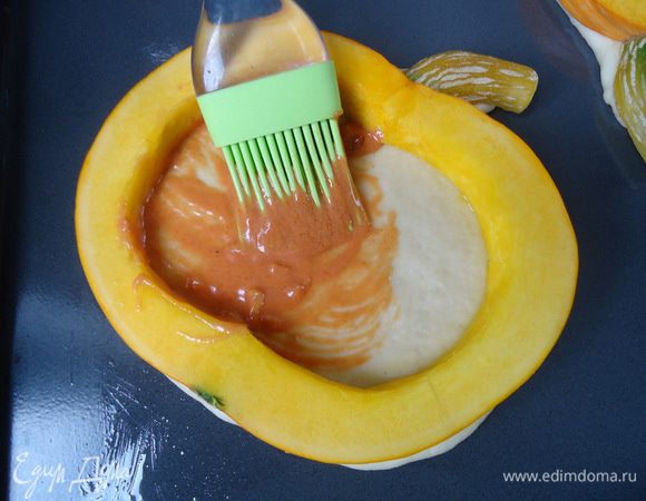 Тесто смазать соусом.
