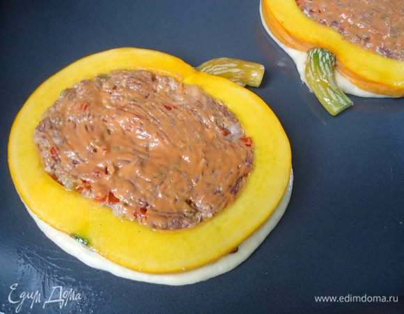 Выложить фарш, который смазать соусом. Выпекать пироги  в заранее разогретой духовке до 180 гр. около 30 минут.
