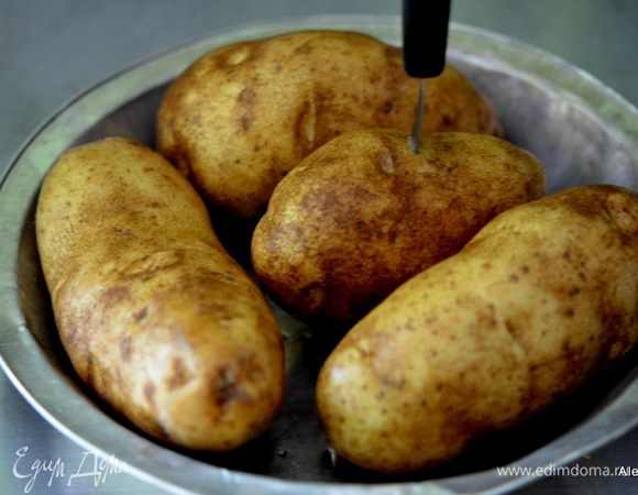 Поставить в горячую  духовку 180 гр.  на час картофель, предварительно проткнуть вилкой каждую картофелину.