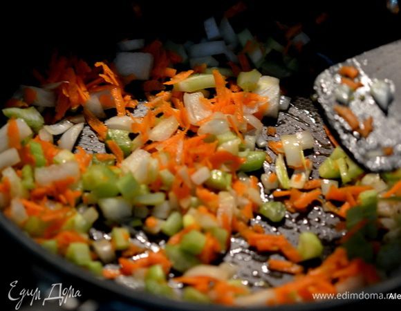 Разогреть 1 стол.л. слив.масло на горячей сковороде. Добавить лук, морковь, сельдерей и готовить 7 мин.