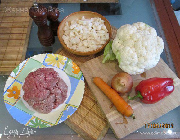 С хлеба срезать корку, мякоть разломать на куски и замочить в молоке. Когда хлеб размокнет, отжать его и добавить к фаршу.