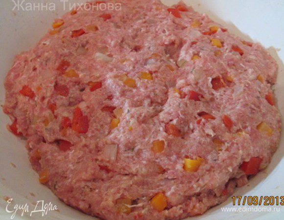 В фарш добавить обжаренные овощи, соль, тимьян, приправу для мяса. Перемешать.