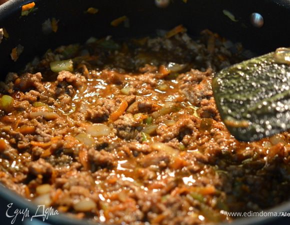 Добавить фарш, посолить и поперчить, готовить еще 5 мин. Добавить кетчуп, чили соус, 1/2 стак. воды, чили специя порошком,чесночная специя. Перемешать и готовить все вместе еще 5 мин. или до готовности фарша.