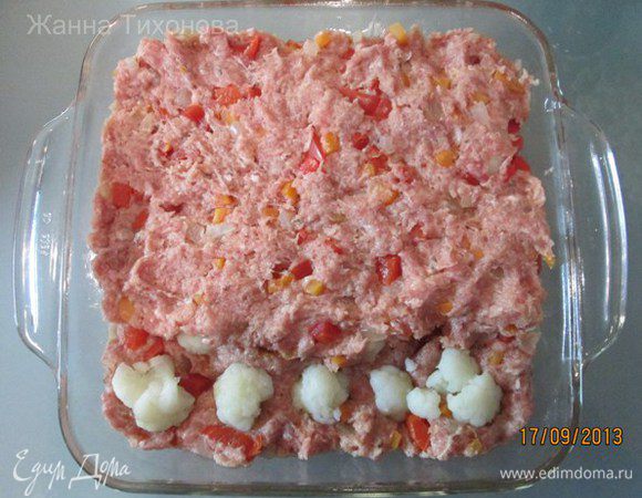 Сверху выложить оставшийся фарш. Поверхность разровнять, смазать маслом. Поставить в духовку на 45 мин.
Можно подавать со сметаной.
Приятного аппетита!