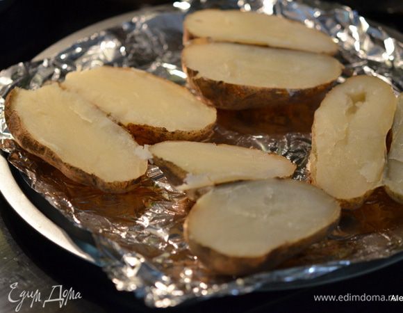 Картофель готовый  разрезать на половинки.