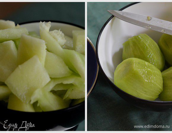 Очистить мускатную дыню от кожуры и семечек. Порезать кусочками. Также очистить киви.