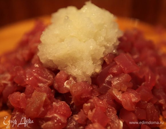 Пока тесто настаивается приготовить начинку.
Рыбу порезать мелкими кубиками. Лук перекрутить на мясорубке.
Добавить соль, перец по вкусу.
Все перемешать.