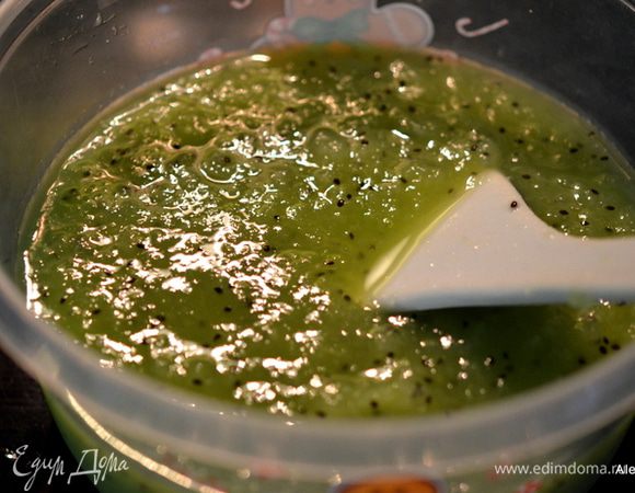 Перелить в контейнер и поставить в холодильник на 2 часа. После перемешивать вручную. Поставить в морозильник.