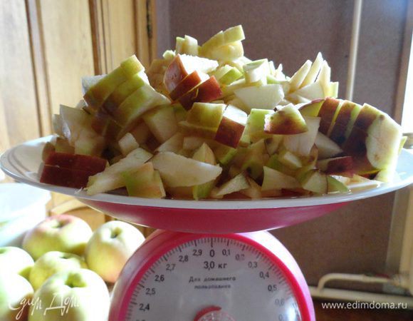 Довольно-таки мелко нарезать яблоки (4 средних яблока), без сердцевинки, разумеется. В идеале брать яблоки с кислинкой, но уж если кислоты не хватает - сбрызнуть их соком лимона. Изюм ошпарить кипятком и залить коньяком либо бренди, либо ромом (уж тем, что у вашего мужчины находится в баре).