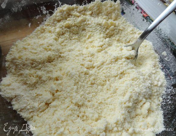 Теперь приступаем к тесту. Просеить муку в миску (кто привык всё делать "на глазок", то муки - 2 неполных стакана, примерно по 3/4), туда же сливочное масло. Размять так, чтобы напоминало жирные крошки. 