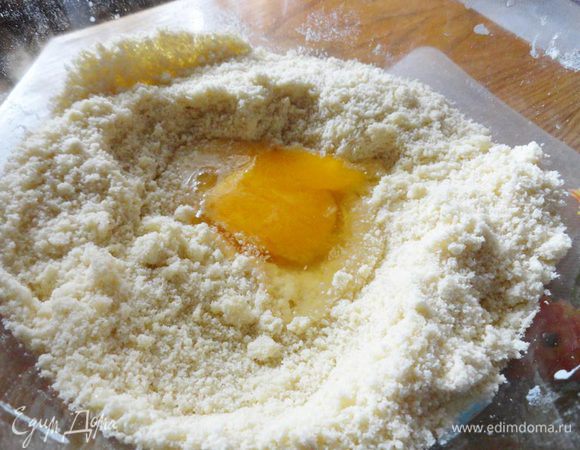 Добавляем сахар, соду, погашенную уксусом (в современном варианте, заменяем на разрыхлитель), соль и 1 крупное яйцо. Можно использовать 2 мелких (как у меня на фото, т.к. яйца домашние от молоденьких курочек, совсем небольшие), НО тогда пол яйца оставить для итоговой смазки пирога, плюс в тесто добавить дополнительную столовую ложку муки. 