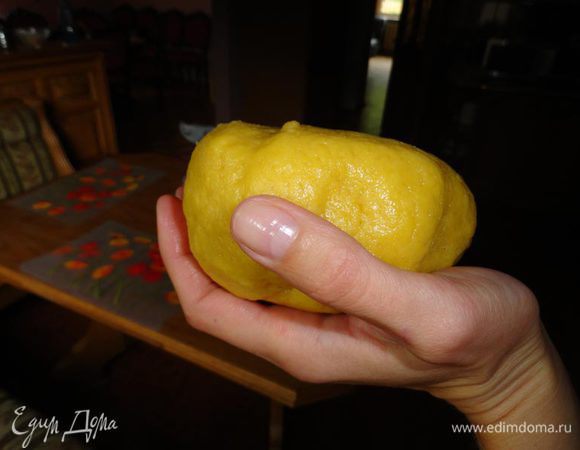 Замесить гладкое податливое тесто. Получается его совсем не много, вот такой комочек. Отложить его на пару минут в прохладное место.