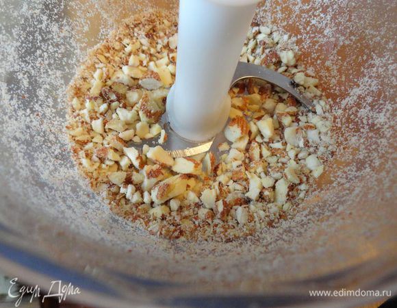 Тем временем, подсушиваем (даже слегка поджариваем) миндаль. Затем измельчаем его не в пыль, но в мелкие кусочки.