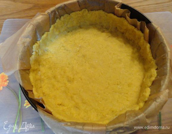 В разъёмную форму, кладём бумагу для выпечки, смазанную слив. маслом (для надежности) и начинаем формировать дно и бортики будущего пирога. На данном этапе можно обойтись и без скалки. Только не забудьте оставить примерно пятую 
часть теста для декорирования!