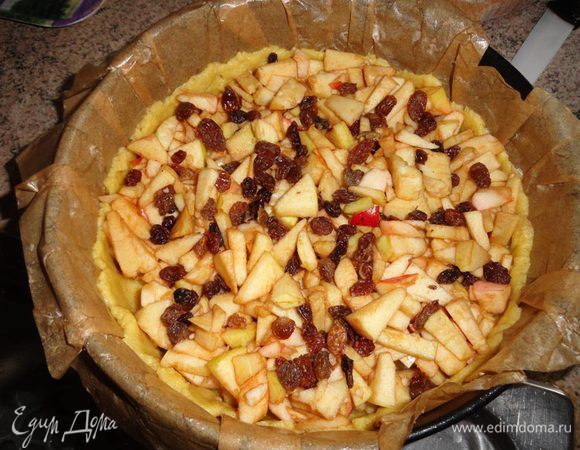 Выкладываем начинку: сначала яблоки, затем припудрить корицей, потом  изюм, отжатый от лишней жидкости (а жидкость, к слову, вкусная), посыпать орехами.