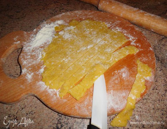 Прикрываем красоту декором. Вот тут, надо сказать, простор для творчества. Но я всегда делаю именно "плетёнку" - память с детства. Чтобы остаток теста лучше 
раскатывался можно добавить в него немного муки, и уже с помощью скалки и ножа сделать тонкие полоски, которые и сформировать в плетёнку. Взбить оставшуюся часть яйца (или использовать для смазки маленькое перепелиное) и смазать пирог.