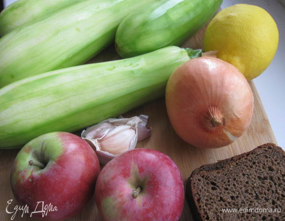 Приготовить все необходимые ингредиенты. Кабачки почистить.