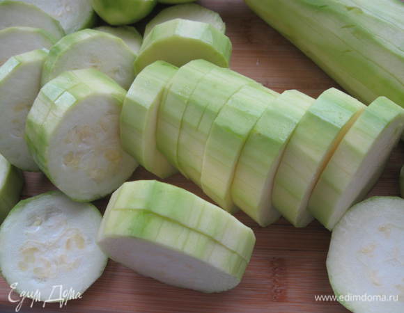 Кабачки нарезать средними колечками, чеснок и лук  почистить.

