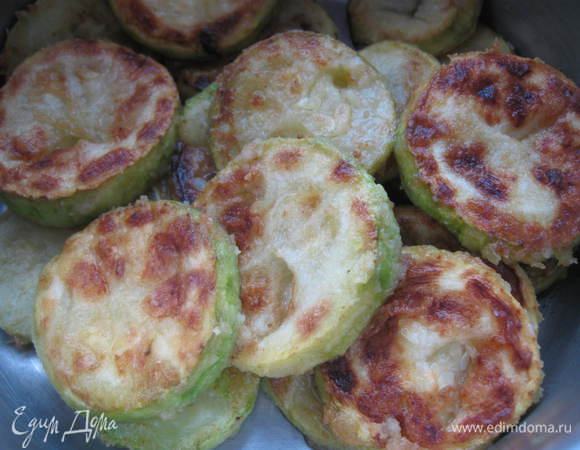 Обжарить на сковороде на масле до образования румяной корочки. Остудить.

