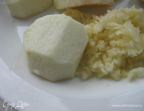 Чеснок выдавить через пресс или мелко порезать и раздавить с солью толстой частью ножа. Яблоки очистить, освободить от косточек, разрезать на четвертушки.