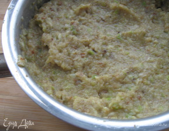 Прокрутить через мясорубку все ингредиенты (кроме чеснока), чередуя порционно кабачки, хлеб, лук, яблоко, затем опять – кабачки, хлеб, лук, яблоко и т.д.  Добавить чеснок, перемешать, попробовать, при необходимости сбалансировать вкус, добавив соль.

