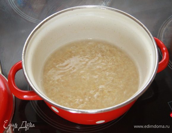 Булгур отварить в подсоленной воде до готовности (примерно 10 минут).