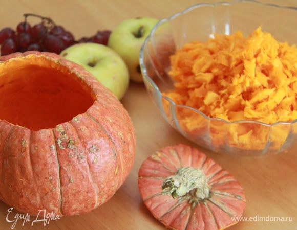 Тыкву вымыть, срезать крышечку, очистить от семян, выскоблить мякоть, оставив стенки толщиной 0,5 см. Мякоть порезать на кусочки. Яблоки очистить , вырезать сердцевину, порезать кусочками.