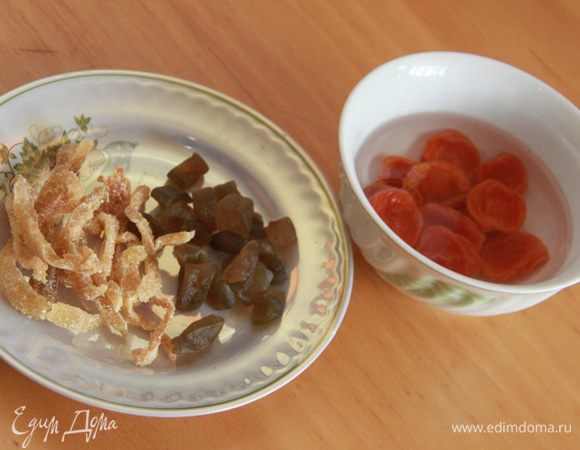 Курагу замочить в кипятке.