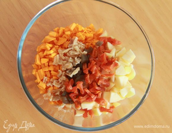  Соединить мякоть тыквы, яблоки, порезанную курагу, цукаты. 