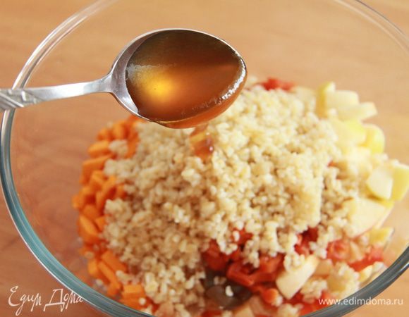 Добавить булгур и ложку мёда.