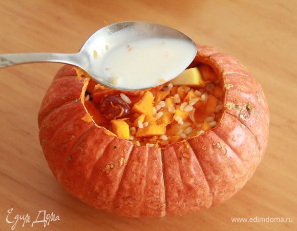 Выложить массу в тыкву, залить молоком. 