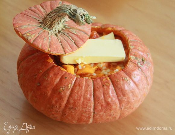  Сверху положить кусок масла. 