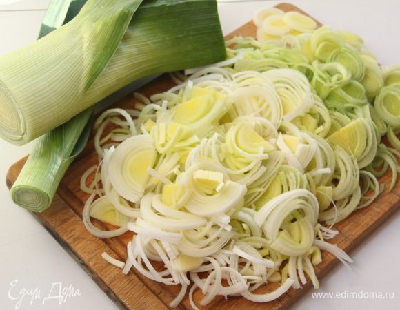 Нарезать лук-порей полукольцами,