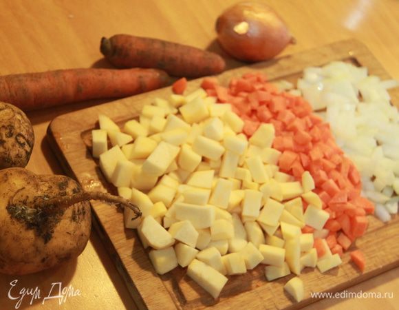 репчатый лук, морковь и репу средним кубиком.