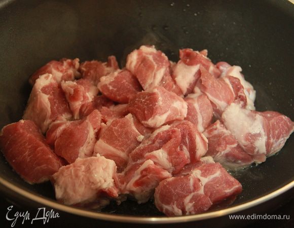 Нарезать свинину (чтобы было менее жирно, можно взять филейную часть, карбонад или корейку без костей, можно брать не 1 кг, а меньше, 500-700г) на средние куски, слегка посолить-поперчить, обжарить в  сотейнике до золотистой корочки.