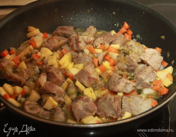 К мясу добавить лук-порей, обжарить, затем репчатый лук, тоже слегка обжарить. Затем добавить репу и морковь. 