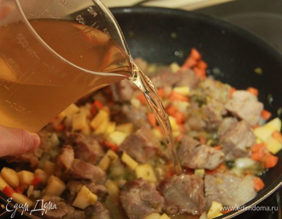 Залить яблочным сидром/соком (у кого что есть). Довести до кипения и тушить под крышкой 30 минут.