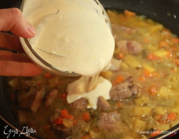 Добавить смесь к основной массе, перемешать. Дать прогреться (минут 7).