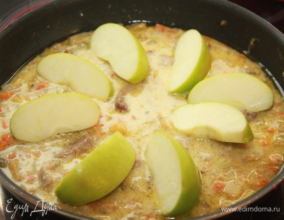 Добавить яблоки (лучше брать кислые сорта), разрезанные на 6-8 долек,  готовить ещё 15-20 минут под крышкой. Яблоки должны стать мягкими, а соус загустеть. Подавать горячим, но мне нравится это блюдо на второй день - становится ещё вкуснее, насыщеннее! Приятного аппетита!