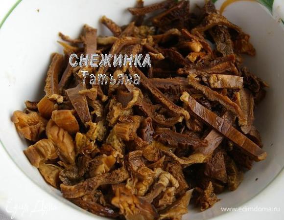 Вначале необходимо приготовить мачанку. Грибы сухие предварительно надо замочить в холодной воде на 1–2 часа, можно на ночь. Затем хорошо промойте их под струей воды, чтобы не осталось песка, отожмите и нарежьте брусочками.