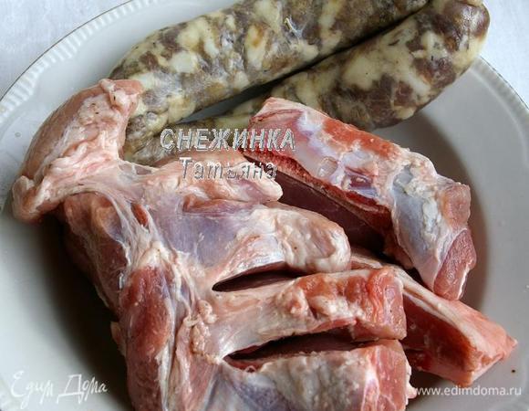 Реберную пластину помойте, нарежьте на отдельные ребра. Домашнюю колбасу не режьте — варить нужно целиком, иначе она растеряет все соки .