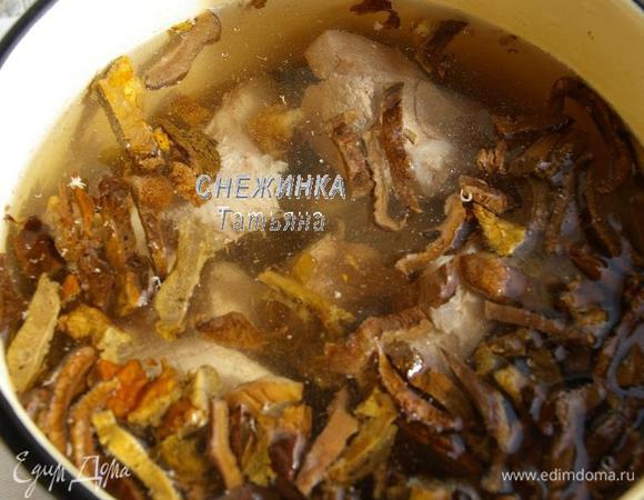 В кастрюлю положите ребра, колбасу, залейте водой и поставьте на огонь. Когда закипит и появится пена, слейте воду, кастрюлю и мясные продукты промойте чистой водой. Снова верните все в кастрюлю и налейте столько воды, чтобы она покрыла мясо. Добавьте нарезанные грибы. Поставьте варить на 45–50 минут с момента закипания. После 30 минут отваривания посолите.