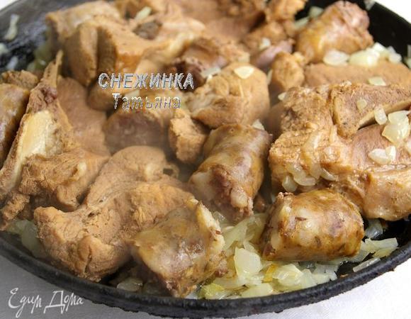 Лук очистите, помойте, нарежьте небольшим кубиком. На сковороде разогрейте растительное масло, положите лук, обжарьте до прозрачности. Из бульона выньте колбасу и нарежьте небольшими кусочками. Положите их к луку. Ребра тоже отправьте на сковороду. Обжаривайте с двух сторон вместе с луком. Таким образом, все соединится и насытится ароматами.