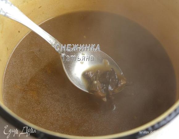 Разведите муку небольшим количеством бульона (около 2 половников), постоянно помешивая венчиком. Затем добавьте полученную массу в бульон. Поставьте его на огонь, помешивая, доведите до кипения, масса будет постепенно густеть. Попробуйте на соль, по необходимости подсолите.